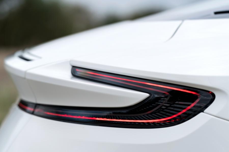 Детали экстерьера Aston Martin DB11 V8 2017 года  (UK) (фото 34 из 40)